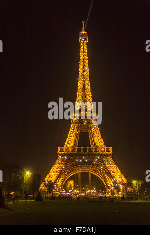 La tour Eiffel la nuit, illuminé Banque D'Images
