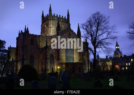 Dunfermline Abbey à Twiglight en Novembre Banque D'Images