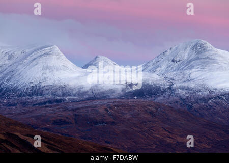 Les sommets enneigés de l'Eilde Sgor Beag, Binnein Beag et Sgurr Eilde Mor à l'aube, Ecosse Banque D'Images