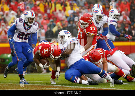 Kansas City, MO, USA. 29 Nov, 2015. Kansas City Chiefs tournant retour Spencer Ware (32) rushes pour un touché au cours de la NFL match entre les Bills de Buffalo et les Kansas City Chiefs au Arrowhead Stadium de Kansas City, MO Tim Warner/CSM. Banque D'Images