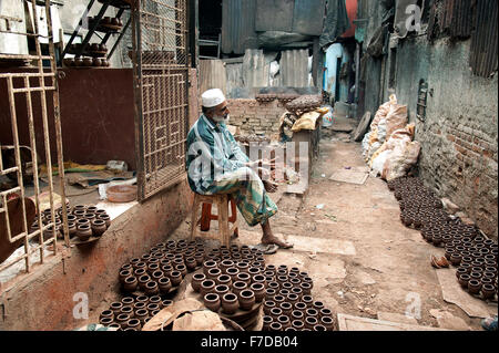 Potter l'homme à Dharavi, Mumbai Banque D'Images