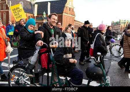 Copenhague, Danemark, le 29 novembre 2915. Les manifestants à l'appui d'une forte COP21 promenades à travers les rues de Copenhague à la place du Parlement (Christiansborgs Soltsplads lire :). Credit : OJPHOTOS/Alamy Live News Banque D'Images