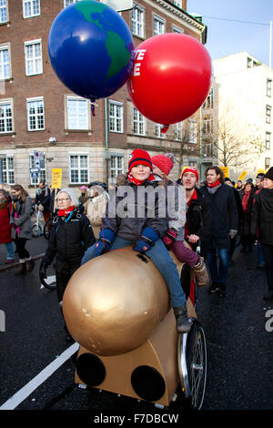 Copenhague, Danemark, le 29 novembre 2915. Les manifestants à l'appui d'une forte COP21 promenades à travers les rues de Copenhague à la place du Parlement (Christiansborgs Soltsplads lire :). Credit : OJPHOTOS/Alamy Live News Banque D'Images