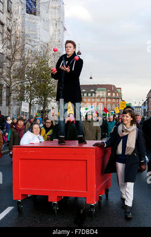 Copenhague, Danemark, le 29 novembre 2915. Les manifestants à l'appui d'une forte COP21 promenades à travers les rues de Copenhague à la place du Parlement (Christiansborgs Soltsplads lire :). Credit : OJPHOTOS/Alamy Live News Banque D'Images