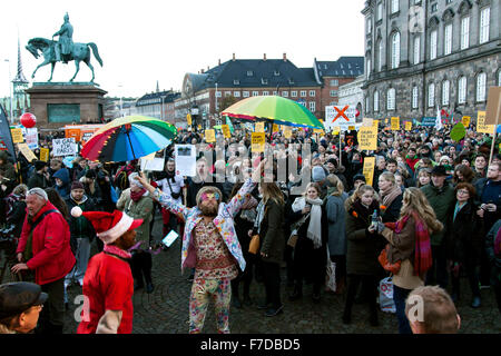 Copenhague, Danemark, le 29 novembre 2915. Les manifestants en appui d'une solide résultat de la CDP21 à Paris la semaine prochaine rassemble en face du parlement danois, Christiansborg. Credit : OJPHOTOS/Alamy Live News Banque D'Images