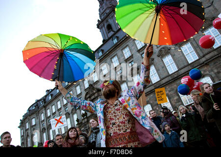 Copenhague, Danemark, le 29 novembre 2915. Les manifestants en appui d'une solide résultat de la CDP21 à Paris la semaine prochaine rassemble en face du parlement danois, Christiansborg. Credit : OJPHOTOS/Alamy Live News Banque D'Images