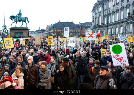 Copenhague, Danemark, le 29 novembre 2915. Les manifestants en appui d'une solide résultat de la CDP21 à Paris la semaine prochaine rassemble en face du parlement danois, Christiansborg. Credit : OJPHOTOS/Alamy Live News Banque D'Images