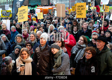 Copenhague, Danemark, le 29 novembre 2915. Les manifestants en appui d'une solide résultat de la CDP21 à Paris la semaine prochaine rassemble en face du parlement danois, Christiansborg. Credit : OJPHOTOS/Alamy Live News Banque D'Images