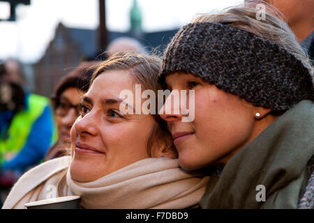 Copenhague, Danemark, le 29 novembre 2915. Deux femmes participant à ce dimanche après-midi la manifestation en faveur d'un solide accord de la CDP21 à Paris la semaine prochaine. Credit : OJPHOTOS/Alamy Live News Banque D'Images