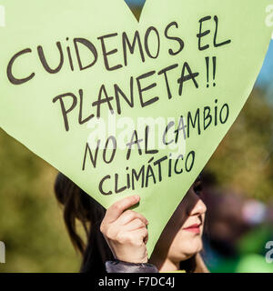 Barcelone, Espagne. 29 novembre, 2015. Un protestataire contre le réchauffement climatique tient sa lecture de l'étiquette 'vous permet de prendre soin de la planète. Non pour le changement climatique" au cours d'une manifestation à Barcelone d'avance sur les négociations de la CDP 21' à Paris Crédit : matthi/Alamy Live News Banque D'Images