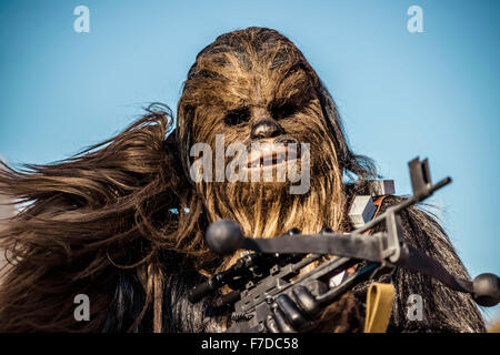 Barcelone, Espagne. 29 novembre, 2015. Un participant de la 9e parade Star Wars en face de l''Arc de Triomphe de Barcelone est habillé en personnage du film 'Chewbacca' Credit : matthi/Alamy Live News Banque D'Images