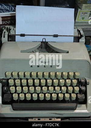 Triumph Adler Antique Gabriele20 Machine à écrire mécanique avec du papier Banque D'Images