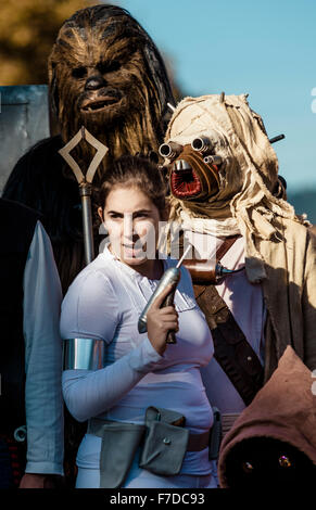 Barcelone, Espagne. 29 novembre, 2015. Les participants de la 9e parade Star Wars posent pour une photo de famille dans leurs costumes en face de l''Arc de Triomphe de Barcelone : Crédit matthi/Alamy Live News Banque D'Images