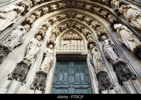 L'entrée ouest de la cathédrale de Cologne arch, Cologne, Allemagne, Europe Banque D'Images