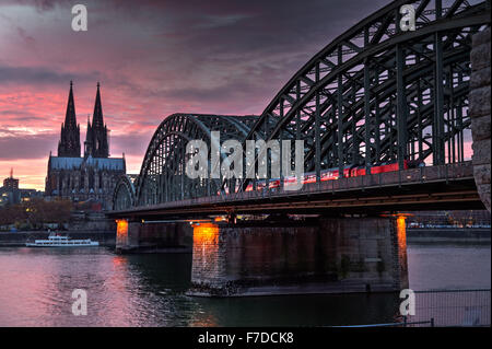 La cathédrale de Cologne et de pont Hohenzollern, Cologne, Germany, Europe Banque D'Images