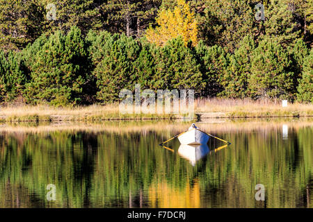 Un pêcheur solitaire sur le lac Monument dans le Colorado. Banque D'Images