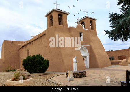 Le savez bien San Francisco de assise à Rancho de Taos, Nouveau Mexique a été en utilisation continue depuis plus de 200 ans. Banque D'Images