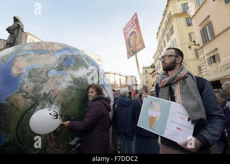 Le 29 novembre 2015 - L'Europe, Italie, Rome, 29 novembre 2015 :mars pendant un rassemblement de manifestants appelant à l'action sur les changements climatiques Le 29 novembre 2015 à Rome un jour avant le lancement de la COP21 conférence à Paris. Certains dirigeants 150 y compris le président américain Barack Obama en Chine, l'Inde, Xi Jinping Narendra Modi et Vladimir Poutine va à l'ouverture de la conférence des Nations Unies Lundi, chargé d'atteindre le premier pacte climatique véritablement universelle. L'objectif est de limiter le réchauffement moyen de deux degrés Celsius (3,6 degrés Fahrenheit), peut-être moins, plus de niveaux pré-révolution industrielle par c Banque D'Images