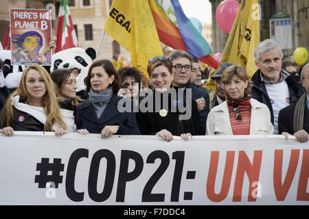 Le 29 novembre 2015 - L'Europe, Italie, Rome, 29 novembre 2015 :mars pendant un rassemblement de manifestants appelant à l'action sur les changements climatiques Le 29 novembre 2015 à Rome un jour avant le lancement de la COP21 conférence à Paris. Dans la première ligne, le président de la Chambre des députés, Laura Boldrini et l'Ambassadeur de France en Italie, Catherine Colonna.Certains dirigeants 150 y compris le président américain Barack Obama en Chine, l'Inde, Xi Jinping Narendra Modi et Vladimir Poutine va à l'ouverture de la conférence des Nations Unies Lundi, chargé d'atteindre le premier pacte climatique véritablement universelle. L'objectif est de limiter la Banque D'Images