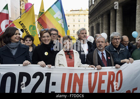 Le 29 novembre 2015 - L'Europe, Italie, Rome, 29 novembre 2015 :mars pendant un rassemblement de manifestants appelant à l'action sur les changements climatiques Le 29 novembre 2015 à Rome un jour avant le lancement de la COP21 conférence à Paris. Dans la première ligne, le président de la Chambre des députés, Laura Boldrini et l'Ambassadeur de France en Italie, Catherine Colonna.Certains dirigeants 150 y compris le président américain Barack Obama en Chine, l'Inde, Xi Jinping Narendra Modi et Vladimir Poutine va à l'ouverture de la conférence des Nations Unies Lundi, chargé d'atteindre le premier pacte climatique véritablement universelle. L'objectif est de limiter la Banque D'Images