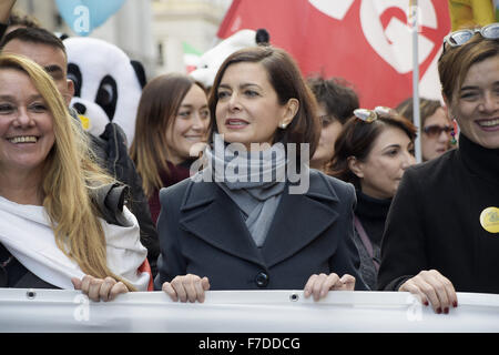 Le 29 novembre 2015 - L'Europe, Italie, Rome, 29 novembre 2015 :mars pendant un rassemblement de manifestants appelant à l'action sur les changements climatiques Le 29 novembre 2015 à Rome un jour avant le lancement de la COP21 conférence à Paris. Dans la première ligne, le président de la Chambre des députés, Laura Boldrini et l'Ambassadeur de France en Italie, Catherine Colonna.Certains dirigeants 150 y compris le président américain Barack Obama en Chine, l'Inde, Xi Jinping Narendra Modi et Vladimir Poutine va à l'ouverture de la conférence des Nations Unies Lundi, chargé d'atteindre le premier pacte climatique véritablement universelle. L'objectif est de limiter la Banque D'Images