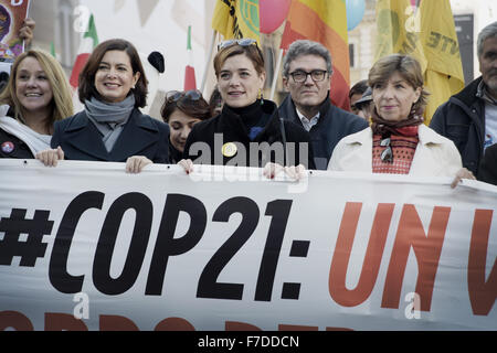 Le 29 novembre 2015 - L'Europe, Italie, Rome, 29 novembre 2015 :mars pendant un rassemblement de manifestants appelant à l'action sur les changements climatiques Le 29 novembre 2015 à Rome un jour avant le lancement de la COP21 conférence à Paris. Dans la première ligne, le président de la Chambre des députés, Laura Boldrini et l'Ambassadeur de France en Italie, Catherine Colonna.Certains dirigeants 150 y compris le président américain Barack Obama en Chine, l'Inde, Xi Jinping Narendra Modi et Vladimir Poutine va à l'ouverture de la conférence des Nations Unies Lundi, chargé d'atteindre le premier pacte climatique véritablement universelle. L'objectif est de limiter la Banque D'Images
