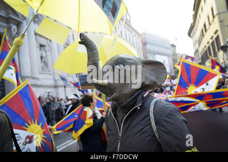 Le 29 novembre 2015 - L'Europe, Italie, Rome, 29 novembre 2015 :mars pendant un rassemblement de manifestants appelant à l'action sur les changements climatiques Le 29 novembre 2015 à Rome un jour avant le lancement de la COP21 conférence à Paris. Certains dirigeants 150 y compris le président américain Barack Obama en Chine, l'Inde, Xi Jinping Narendra Modi et Vladimir Poutine va à l'ouverture de la conférence des Nations Unies Lundi, chargé d'atteindre le premier pacte climatique véritablement universelle. L'objectif est de limiter le réchauffement moyen de deux degrés Celsius (3,6 degrés Fahrenheit), peut-être moins, plus de niveaux pré-révolution industrielle par c Banque D'Images