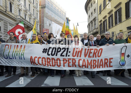Le 29 novembre 2015 - L'Europe, Italie, Rome, 29 novembre 2015 :mars pendant un rassemblement de manifestants appelant à l'action sur les changements climatiques Le 29 novembre 2015 à Rome un jour avant le lancement de la COP21 conférence à Paris. Dans la première ligne, le président de la Chambre des députés, Laura Boldrini et l'Ambassadeur de France en Italie, Catherine Colonna.Certains dirigeants 150 y compris le président américain Barack Obama en Chine, l'Inde, Xi Jinping Narendra Modi et Vladimir Poutine va à l'ouverture de la conférence des Nations Unies Lundi, chargé d'atteindre le premier pacte climatique véritablement universelle. L'objectif est de limiter la Banque D'Images