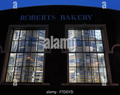 Refroidisseur de pain dans une boulangerie food factory, Northwich, Cheshire, Angleterre, Royaume-Uni Banque D'Images