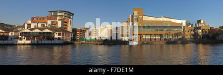 Pano de Tamise à Kingston-upon-Thames, l'ouest de Londres,Angleterre,UK incl John Lewis Banque D'Images