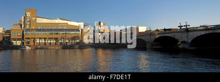 Pano de Tamise à Kingston-upon-Thames, l'ouest de Londres,Angleterre,UK incl John Lewis Banque D'Images