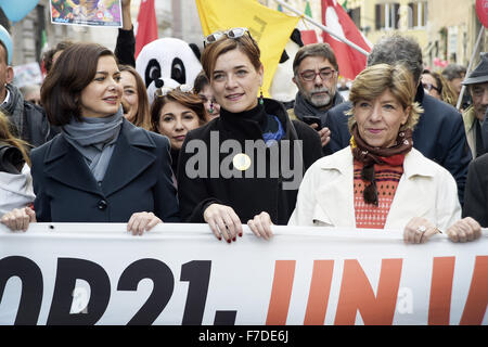 Le 29 novembre 2015 - L'Europe, Italie, Rome, 29 novembre 2015 :mars pendant un rassemblement de manifestants appelant à l'action sur les changements climatiques Le 29 novembre 2015 à Rome un jour avant le lancement de la COP21 conférence à Paris. Dans la première ligne, le président de la Chambre des députés, Laura Boldrini et l'Ambassadeur de France en Italie, Catherine Colonna.Certains dirigeants 150 y compris le président américain Barack Obama en Chine, l'Inde, Xi Jinping Narendra Modi et Vladimir Poutine va à l'ouverture de la conférence des Nations Unies Lundi, chargé d'atteindre le premier pacte climatique véritablement universelle. L'objectif est de limiter la Banque D'Images
