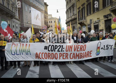 Le 29 novembre 2015 - L'Europe, Italie, Rome, 29 novembre 2015 :mars pendant un rassemblement de manifestants appelant à l'action sur les changements climatiques Le 29 novembre 2015 à Rome un jour avant le lancement de la COP21 conférence à Paris. Dans la première ligne, le président de la Chambre des députés, Laura Boldrini et l'Ambassadeur de France en Italie, Catherine Colonna.Certains dirigeants 150 y compris le président américain Barack Obama en Chine, l'Inde, Xi Jinping Narendra Modi et Vladimir Poutine va à l'ouverture de la conférence des Nations Unies Lundi, chargé d'atteindre le premier pacte climatique véritablement universelle. L'objectif est de limiter la Banque D'Images