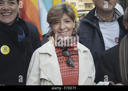 Le 29 novembre 2015 - L'Europe, Italie, Rome, 29 novembre 2015 :mars pendant un rassemblement de manifestants appelant à l'action sur les changements climatiques Le 29 novembre 2015 à Rome un jour avant le lancement de la COP21 conférence à Paris. Dans la première ligne, le président de la Chambre des députés, Laura Boldrini et l'Ambassadeur de France en Italie, Catherine Colonna.Certains dirigeants 150 y compris le président américain Barack Obama en Chine, l'Inde, Xi Jinping Narendra Modi et Vladimir Poutine va à l'ouverture de la conférence des Nations Unies Lundi, chargé d'atteindre le premier pacte climatique véritablement universelle. L'objectif est de limiter la Banque D'Images