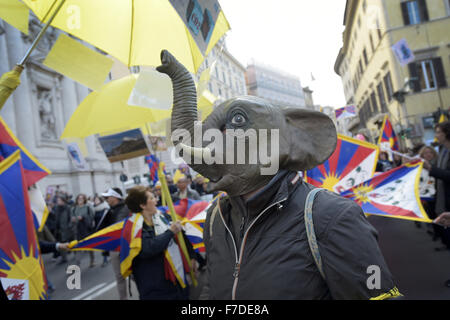 Le 29 novembre 2015 - L'Europe, Italie, Rome, 29 novembre 2015 :mars pendant un rassemblement de manifestants appelant à l'action sur les changements climatiques Le 29 novembre 2015 à Rome un jour avant le lancement de la COP21 conférence à Paris. Certains dirigeants 150 y compris le président américain Barack Obama en Chine, l'Inde, Xi Jinping Narendra Modi et Vladimir Poutine va à l'ouverture de la conférence des Nations Unies Lundi, chargé d'atteindre le premier pacte climatique véritablement universelle. L'objectif est de limiter le réchauffement moyen de deux degrés Celsius (3,6 degrés Fahrenheit), peut-être moins, plus de niveaux pré-révolution industrielle par c Banque D'Images