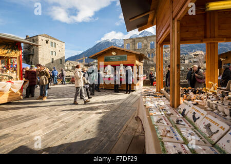 Aosta, Italie - 29 novembre, 2015. Les consommateurs ont profité du soleil et de températures douces en saison pour visiter le 'Marché' Noël vert - Vert - Marché de Noël qui vient d'ouvrir dans le centre historique de Amphithéâtre romain (théâtre romain). Le marché fonctionne tous les jours à partir de maintenant jusqu'au 6 janvier 2016. Les caractéristiques du marché des produits artisanaux faits à la main à partir de la Val d'Aoste, d'autres parties de l'Italie et autour de l'Europe, ainsi que des spécialités alimentaires produits localement, et des vins de la Région Val d'Aoste. Genyphyr Novak/Alamy Live News Banque D'Images