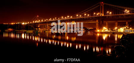 Le tamar bridge, entre le Devon et Cornwall dans la nuit Banque D'Images