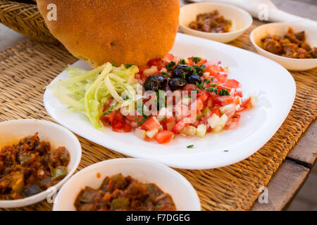 Jolie salade marocaine avec du pain marocain et épicé de profondeur Banque D'Images