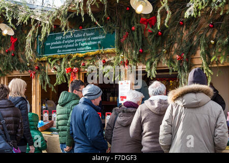 Aosta, Italie - 29 novembre, 2015. Les consommateurs ont profité du soleil et de températures douces en saison pour visiter le 'Marché' Noël vert - Vert - Marché de Noël qui vient d'ouvrir dans le centre historique de Amphithéâtre romain (théâtre romain). Le marché fonctionne tous les jours à partir de maintenant jusqu'au 6 janvier 2016. Les caractéristiques du marché des produits artisanaux faits à la main à partir de la Val d'Aoste, d'autres parties de l'Italie et autour de l'Europe, ainsi que des spécialités alimentaires produits localement, et des vins de la Région Val d'Aoste. Genyphyr Novak/Alamy Live News Banque D'Images