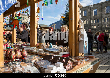 Aosta, Italie - 29 novembre, 2015. Les consommateurs ont profité du soleil et de températures douces en saison pour visiter le 'Marché' Noël vert - Vert - Marché de Noël qui vient d'ouvrir dans le centre historique de Amphithéâtre romain (théâtre romain). Le marché fonctionne tous les jours à partir de maintenant jusqu'au 6 janvier 2016. Les caractéristiques du marché des produits artisanaux faits à la main à partir de la Val d'Aoste, d'autres parties de l'Italie et autour de l'Europe, ainsi que des spécialités alimentaires produits localement, et des vins de la Région Val d'Aoste. Genyphyr Novak/Alamy Live News Banque D'Images