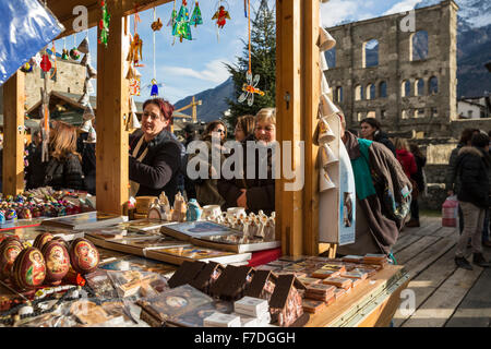 Aosta, Italie - 29 novembre, 2015. Les consommateurs ont profité du soleil et de températures douces en saison pour visiter le 'Marché' Noël vert - Vert - Marché de Noël qui vient d'ouvrir dans le centre historique de Amphithéâtre romain (théâtre romain). Le marché fonctionne tous les jours à partir de maintenant jusqu'au 6 janvier 2016. Les caractéristiques du marché des produits artisanaux faits à la main à partir de la Val d'Aoste, d'autres parties de l'Italie et autour de l'Europe, ainsi que des spécialités alimentaires produits localement, et des vins de la Région Val d'Aoste. Genyphyr Novak/Alamy Live News Banque D'Images