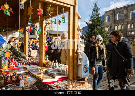 Aosta, Italie - 29 novembre, 2015. Les consommateurs ont profité du soleil et de températures douces en saison pour visiter le 'Marché' Noël vert - Vert - Marché de Noël qui vient d'ouvrir dans le centre historique de Amphithéâtre romain (théâtre romain). Le marché fonctionne tous les jours à partir de maintenant jusqu'au 6 janvier 2016. Les caractéristiques du marché des produits artisanaux faits à la main à partir de la Val d'Aoste, d'autres parties de l'Italie et autour de l'Europe, ainsi que des spécialités alimentaires produits localement, et des vins de la Région Val d'Aoste. Genyphyr Novak/Alamy Live News Banque D'Images