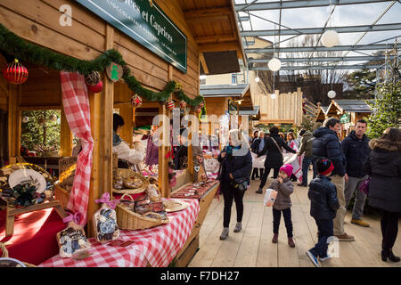 Aosta, Italie - 29 novembre, 2015. Les consommateurs ont profité du soleil et de températures douces en saison pour visiter le 'Marché' Noël vert - Vert - Marché de Noël qui vient d'ouvrir dans le centre historique de Amphithéâtre romain (théâtre romain). Le marché fonctionne tous les jours à partir de maintenant jusqu'au 6 janvier 2016. Les caractéristiques du marché des produits artisanaux faits à la main à partir de la Val d'Aoste, d'autres parties de l'Italie et autour de l'Europe, ainsi que des spécialités alimentaires produits localement, et des vins de la Région Val d'Aoste. Genyphyr Novak/Alamy Live News Banque D'Images