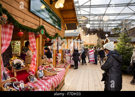 Aosta, Italie - 29 novembre, 2015. Les consommateurs ont profité du soleil et de températures douces en saison pour visiter le 'Marché' Noël vert - Vert - Marché de Noël qui vient d'ouvrir dans le centre historique de Amphithéâtre romain (théâtre romain). Le marché fonctionne tous les jours à partir de maintenant jusqu'au 6 janvier 2016. Les caractéristiques du marché des produits artisanaux faits à la main à partir de la Val d'Aoste, d'autres parties de l'Italie et autour de l'Europe, ainsi que des spécialités alimentaires produits localement, et des vins de la Région Val d'Aoste. Genyphyr Novak/Alamy Live News Banque D'Images