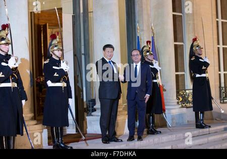 Paris, France. 29 Nov, 2015. Le président chinois Xi Jinping (3L) rencontre le président français François Hollande à Paris, France, le 29 novembre 2015. © Huang Jingwen/Xinhua/Alamy Live News Banque D'Images