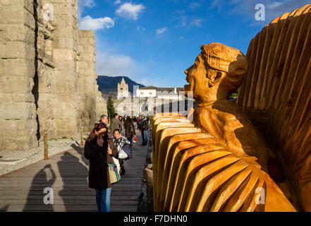 Aosta, Italie - 29 novembre, 2015. Une sculpture en bois décore l'allée vers le marché de Noël. Les consommateurs ont profité du soleil et de températures douces en saison pour visiter le 'Marché' Noël vert - Vert - Marché de Noël qui vient d'ouvrir dans le centre historique de Amphithéâtre romain (théâtre romain). Le marché fonctionne tous les jours à partir de maintenant jusqu'au 6 janvier 2016. Les caractéristiques du marché des produits artisanaux faits à la main à partir de la Val d'Aoste, d'autres parties de l'Italie et autour de l'Europe, ainsi que des spécialités alimentaires produits localement, et des vins de la Région Val d'Aoste. Genyphyr Novak/Alamy Banque D'Images