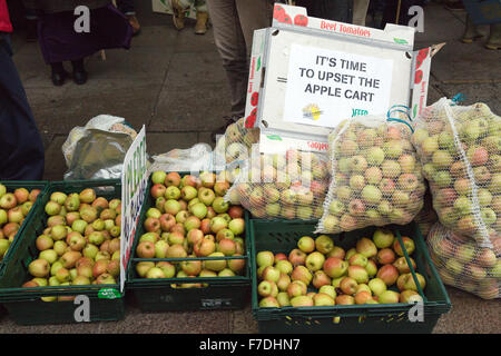 Londres, Royaume-Uni. 29 novembre, 2015. Les pommes ont été distribuées aux manifestants à la Marche pour le climat, la justice et l'emploi à Londres. Credit : Mark Kerrison/Alamy Live News Banque D'Images