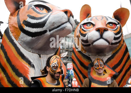 Londres, Royaume-Uni. 29 novembre, 2015. Les manifestants vêtus que des tigres à la Marche pour le climat, la justice et l'emploi à Londres. Credit : Mark Kerrison/Alamy Live News Banque D'Images