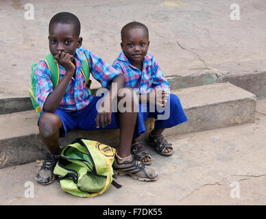 Les garçons en uniforme d'assis sur les marches, Elmina, Ghana Banque D'Images