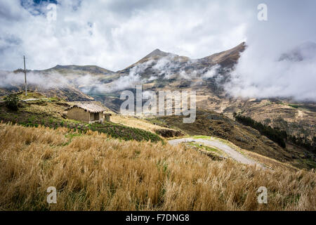 Adobe traditionnelles maison sur colline près de Cajabamba nuageux dans la région montagneuse de Cajamarca, Pérou Banque D'Images
